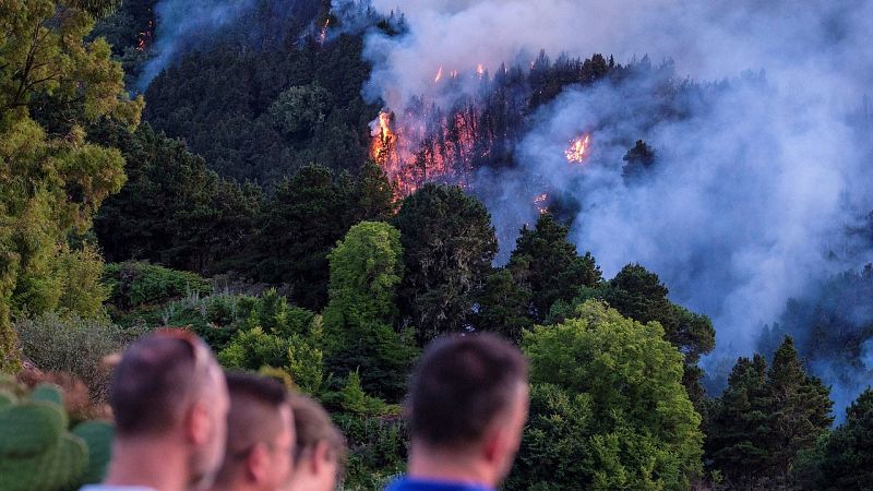 14 horas fin de semana - Cuatro mil evacuados por el incendio virulento y sin control en Valleseco - Escuchar ahora
