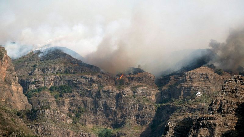 24 horas fin de semana - 20 horas - Más evacuaciones en Canarias por las llamas que han entrado en la reserva de Tamadaba - Escuchar ahora