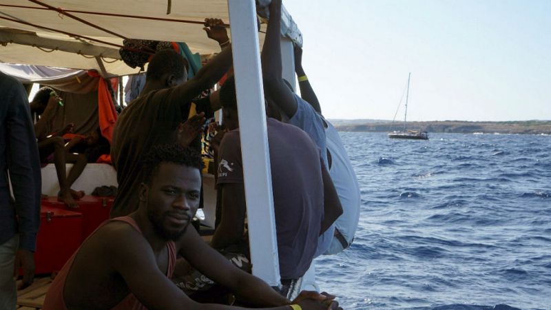 Boletines RNE - Open Arms propone desembarcar en Italia y trasladar a los inmigrantes a España - Escuchar ahora