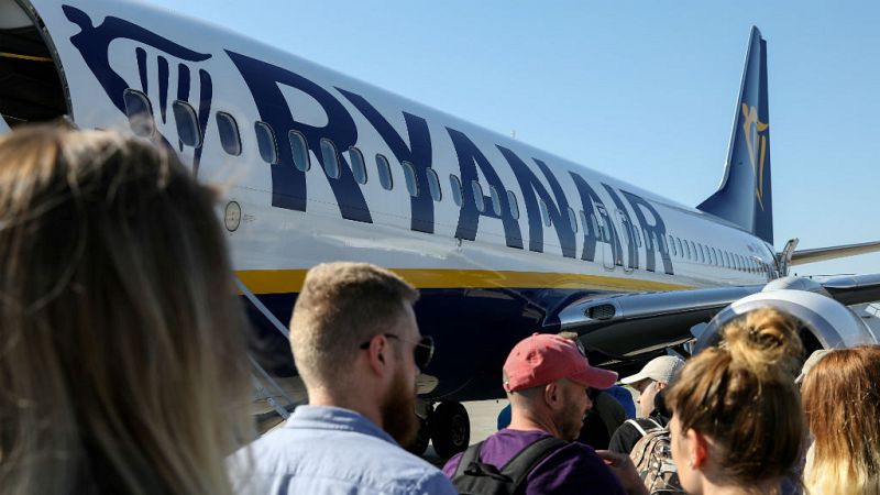   Boletines RNE - Los tripulantes de cabina de Ryanair mantienen la idea de ir a la huelga - Escuchar ahora 