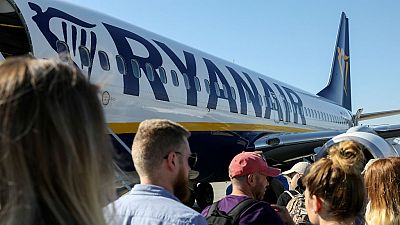 Boletines RNE - Los tripulantes de cabina de Ryanair mantienen la idea de ir a la huelga - Escuchar ahora