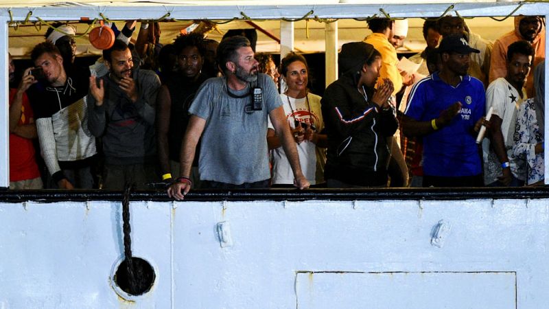 Las mañanas de RNE con Íñigo Alfonso - Los migrantes del Open Arms esperan destino en un centro de acogida en Lampedusa - Escuchar ahora