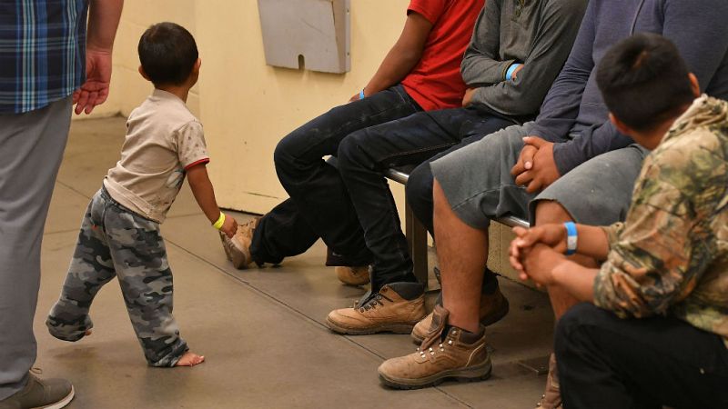 Boletines RNE - Estados Unidos permitirá detener a los niños inmigrantes de forma indefinida - Escuchar ahora