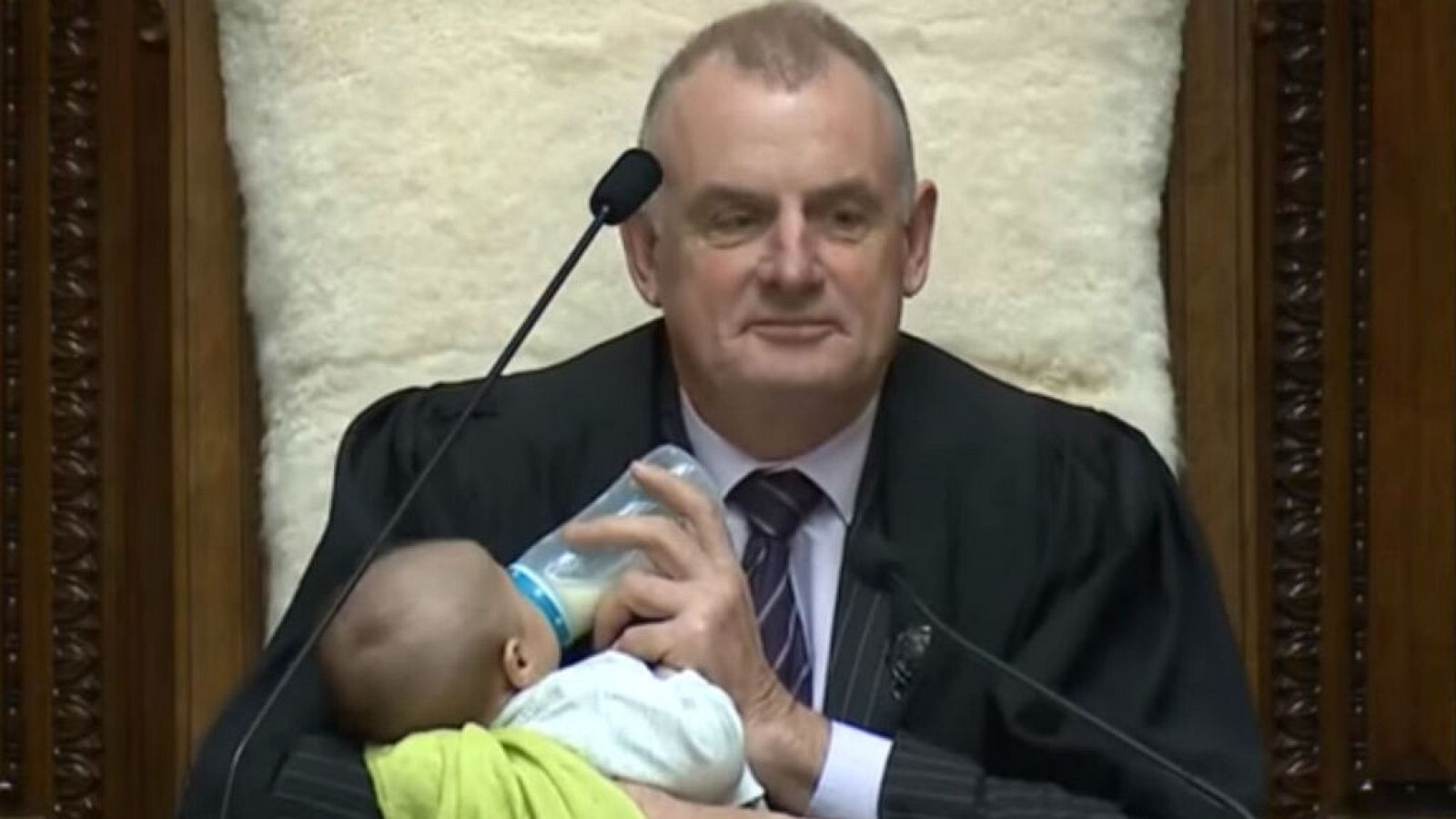  14 horas - El presidente de Nueva Zelanda da el biberón en medio del pleno  - Escuchar ahora 