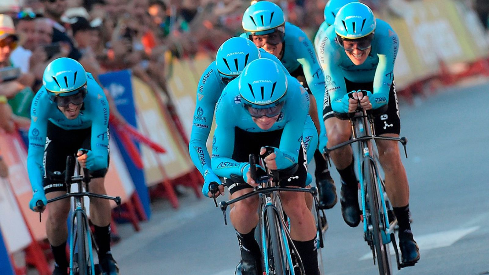 Tablero deportivo - Miguel Ángel López es el 1º líder de La Vuelta - Escuchar ahora