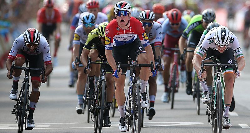 La Vuelta - El holand�s Jakobsen se impone al esprint en la cuarta etapa y Nicolas Roche mantiene el maillot rojo de l�der - Escuchar ahora