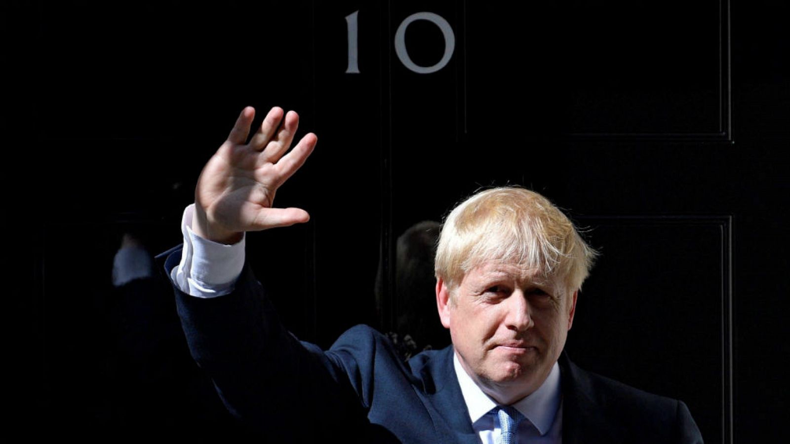  Boletines RNE - La reina acepta la petición de Boris Johnson para suspender el Parlamento - Escuchar ahora 