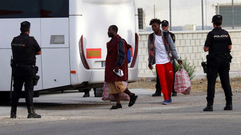 Boletines RNE - Los 15 inmigrantes a bordo del Audaz están siendo atendidos en San Roque, Cádiz - Escuchar ahora