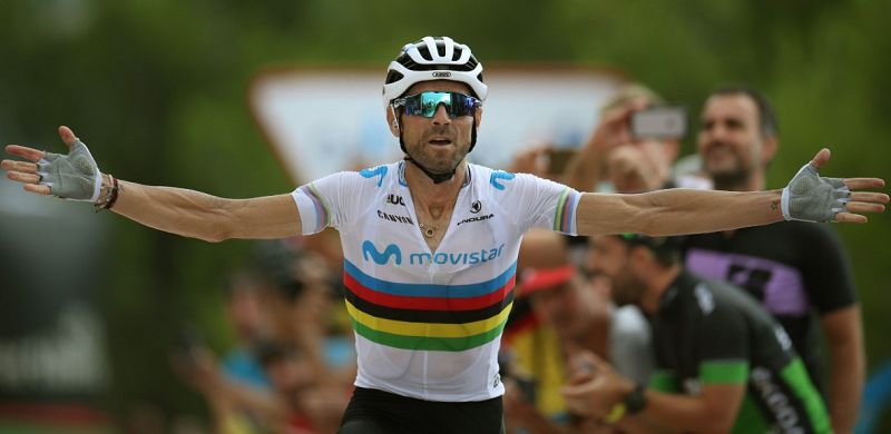  La Vuelta - Alejando Valverde exhibe el "arcoíris" con victoria en Mas de la Costa