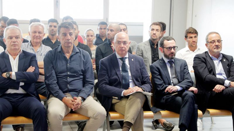  Boletines RNE - La Fiscalía pide prisión e inhabilitación para los acusados por el supuesto amaño - Escuchar ahora