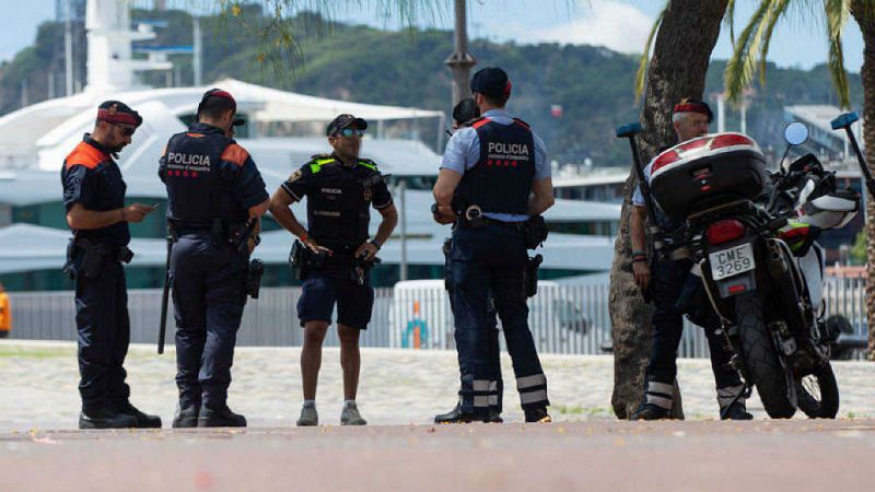 Boletines Radio 5 - Muere una mujer apuñalada durante un robo en el Puerto Olímpico de Barcelona - Escuchar ahora