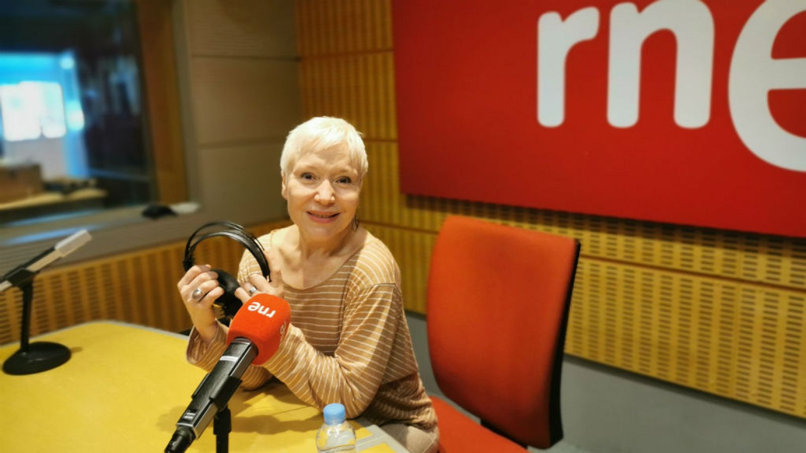 El gallo que no cesa - Femenino Singular: Rosa María Molló - Escuchar ahora