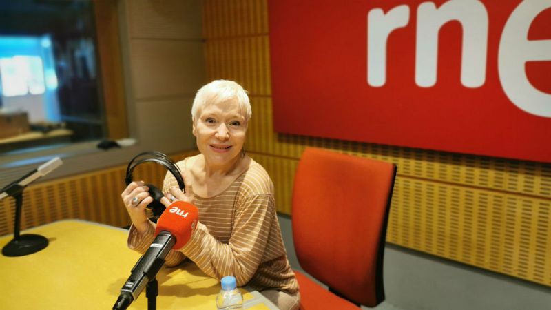 El gallo que no cesa - Femenino Singular: Rosa María Molló - Escuchar ahora