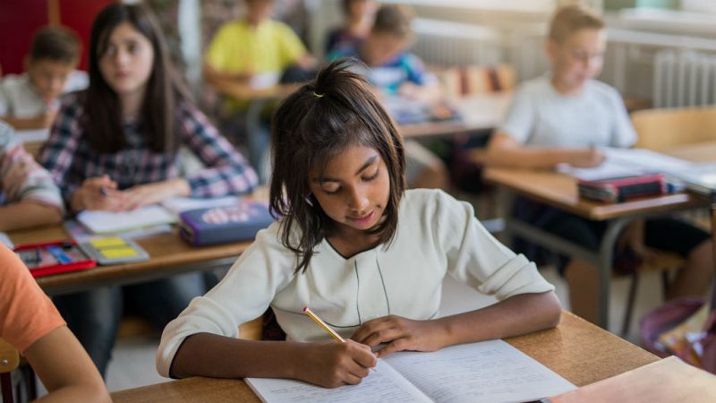 Boletines RNE - Seis de cada 10 niños gitanos abandonan la educación obligatoria - Escuchar ahora