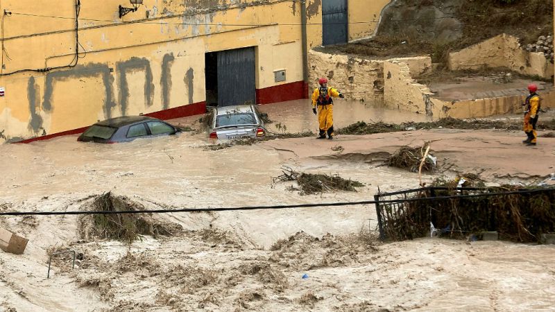 Boletines RNE - Alicante y el sur de Valencia sufren lo peor de la gota fría con hasta 400 litros por metro cuadrado - Escuchar ahora 
