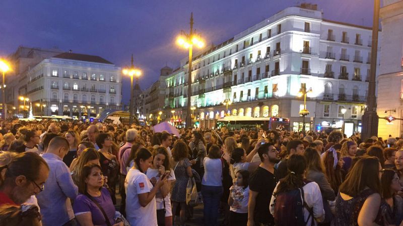 24 horas - 200 pueblos y ciudades de España se tiñen de violeta para denunciar el incremento de la violencia de género - Escucha