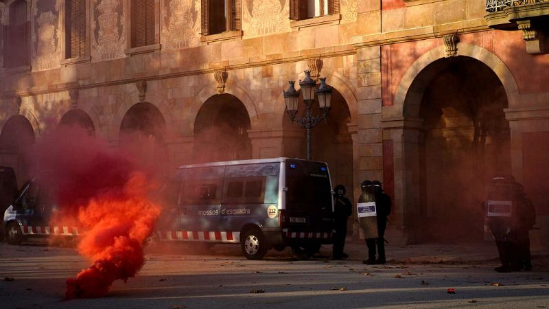 Mossos dicen que solo usarán gas pimienta de forma excepcional ante violentos - Escuchar ahora
