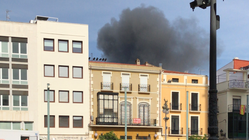 Continúa activo el incendio en una nave en Badajoz - Escuchar ahora