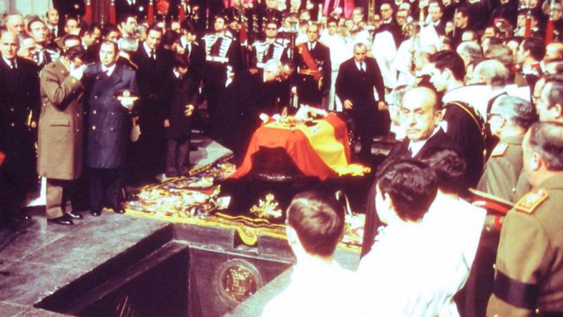  Boletines RNE - El entierro del dictador en 1975 - Escuchar ahora