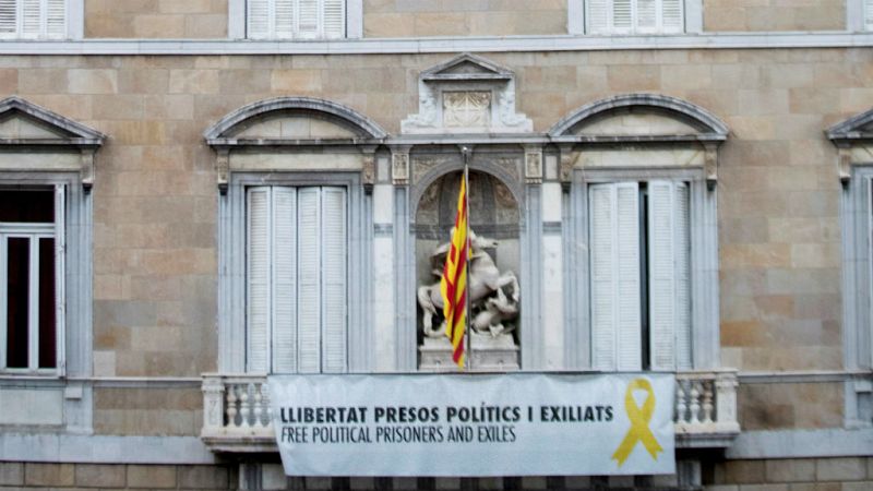 Boletines RNE - Impulso Ciudadano pide a los Mossos que retiren la pancarta en apoyo a los presos del Palau de la Generalitat - Escuchar ahora