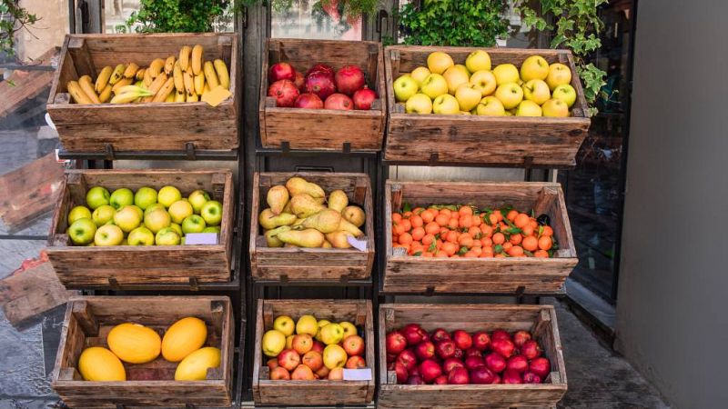14 horas - Comprar frutas y verduras cultivadas cerca de casa ayuda a reducir la huella ecológica.  - Escuchar ahora