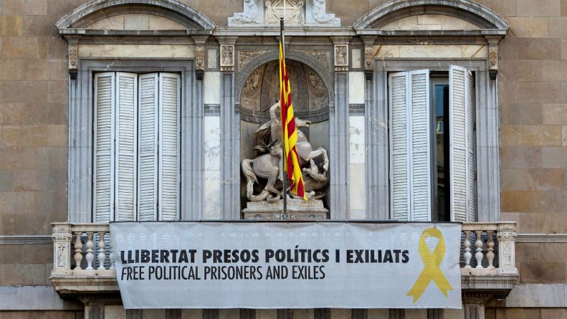 Boletines rne -   Retiran de la fachada de la Generalitat la pancarta de apoyo a los políticos encarcelados -  Escuchar ahora
