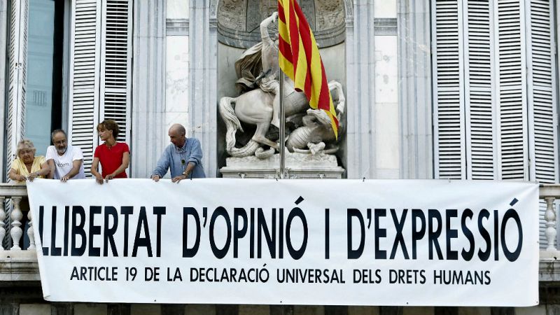 24 horas - Cuelgan una nueva pancarta en la fachada de la Generalitat tras haber retirado la anterior - Escuchar ahora 