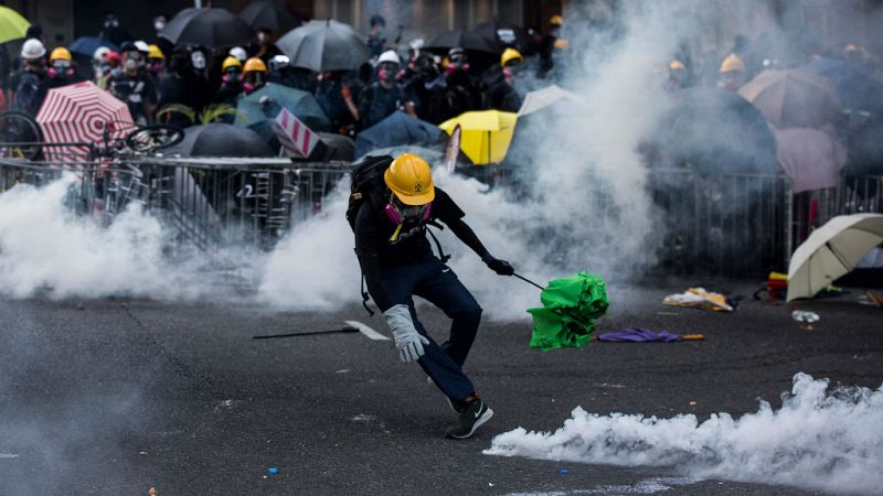 Boletines RNE - Un manifestante herido en Hong Kong en los enfrentamientos con la policía - Escuchar ahora 