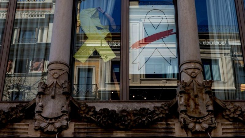 14 horas - El Govern retira lazos amarillos de los edificios públicos de Cataluña antes de que termine el plazo - Escuchar ahora