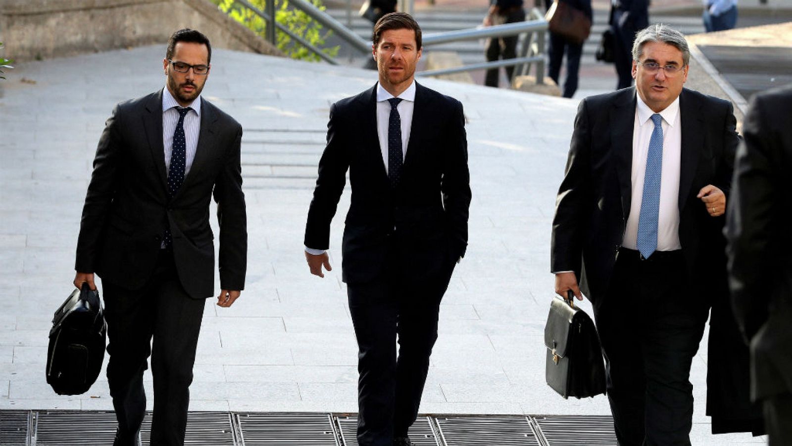 Boletines RNE - Xabi Alonso se sienta en el banquillo por presunto fraude fiscal - Escuchar ahora 