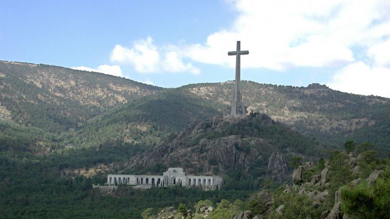 Boletines RNE - El Valle de los Caídos cierra sus puertas para preparar las labores de exhumación de Franco - Escuchar ahora