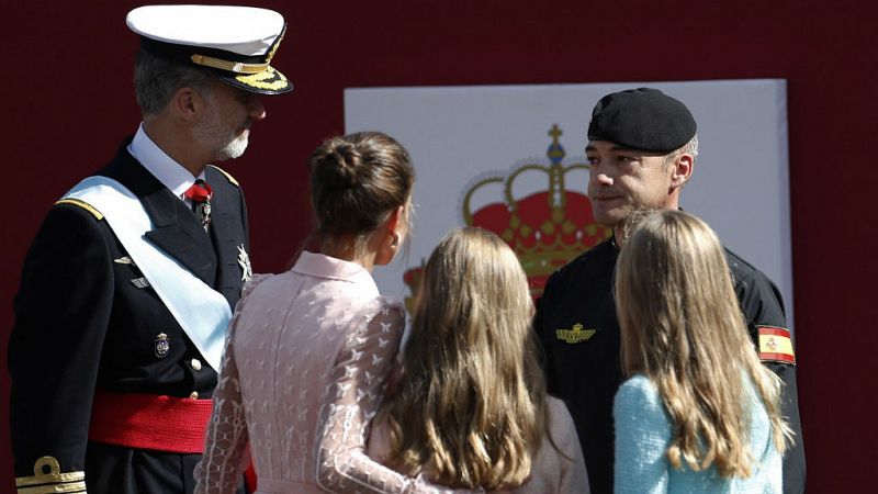 El choque de un paracaidista y los pitos a Sánchez marcan el Desfile - Escuchar ahora