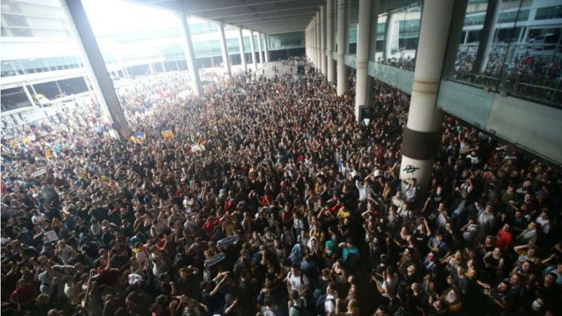  Boletines RNE -  Una veintena de vuelos cancelados en el aeropuerto de El Prat - Escuchar ahora 