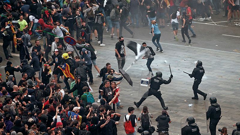 24 horas - El Govern defiende a los mossos y los manifestantes - Escuchar ahora