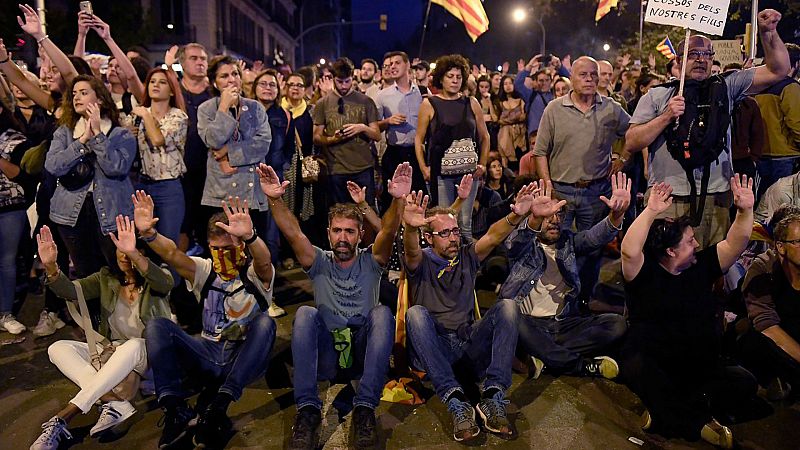 Una cadena humana evita el contacto con el cordón policial en la Via Laietana - Escuchar ahora