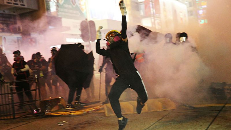 Una manifestación no autorizada arrastra de nuevo el caos a Hong Kong - Escuchar ahora