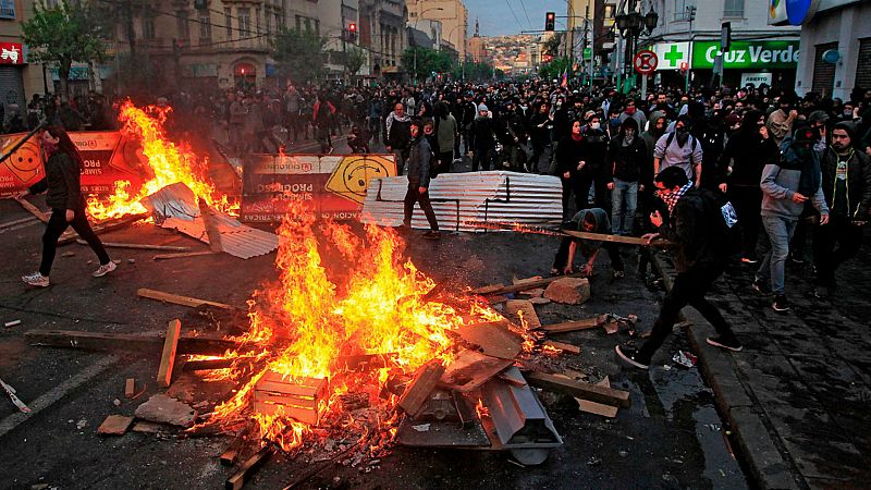 Boletines RNE - Chile se militariza para controlar los disturbios que ya suman tres muertos - Escuchar ahora