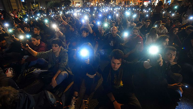 24 horas fin de semana - Sin violencia, sin incidentes miles de manifestantes se concentran ante la Jefatura de Policía en Barcelona - Escuchar ahora
