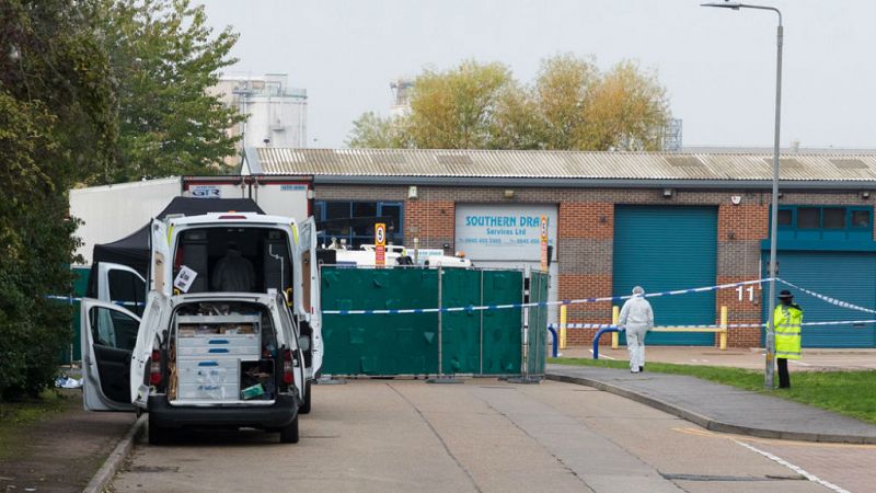  Boletines RNE - Se investiga la aparicion de 39 cadáveres en un camión en Essex - Escuchar ahora