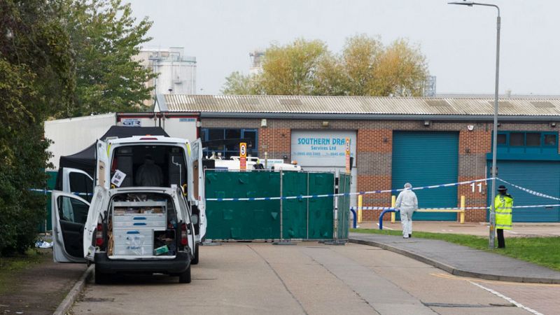 Boletines RNE - Se investiga la aparicion de 39 cadáveres en un camión en Essex - Escuchar ahora
