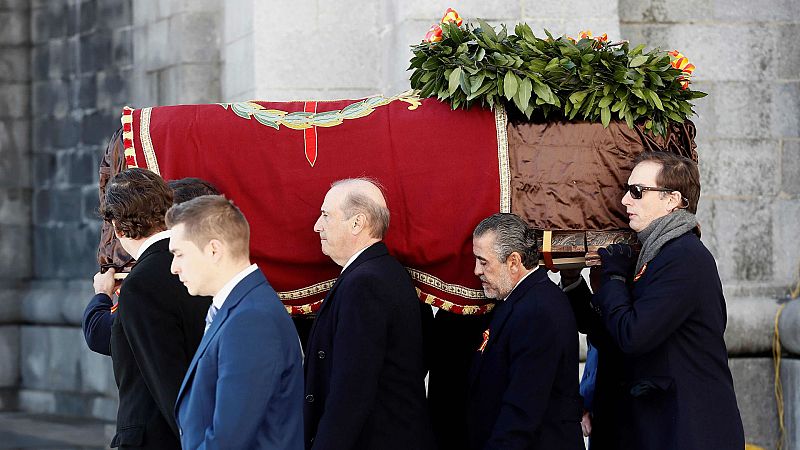  14 horas - As� ha sido la salida del f�retro con los restos de Franco del Valle de los Ca�dos - Escuchar ahora