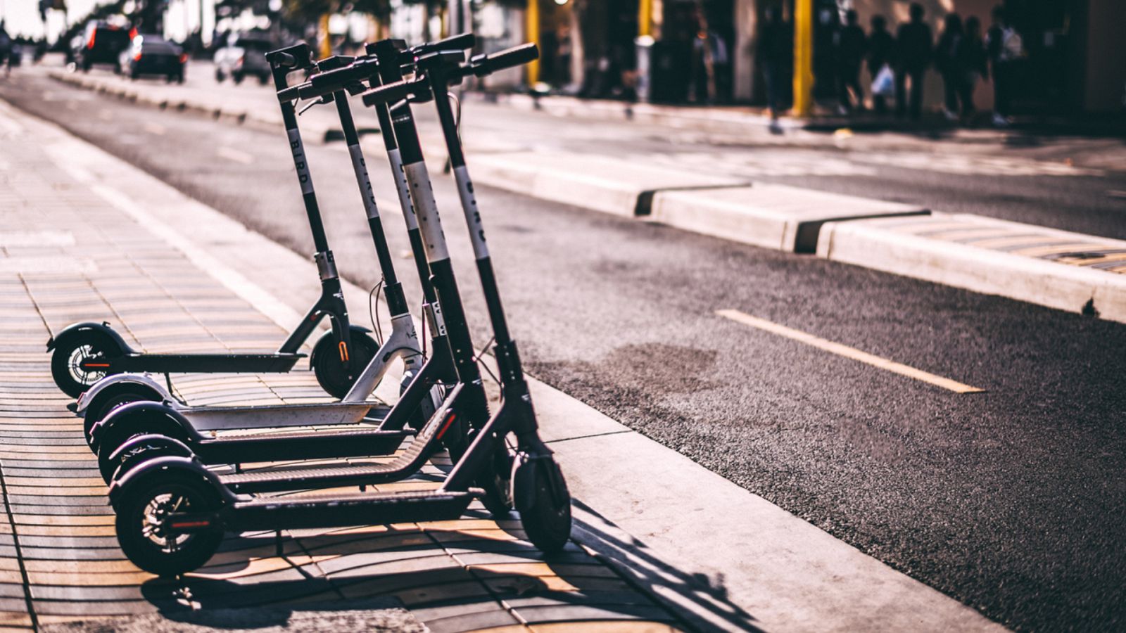 Francia endurece su reglamento sobre el uso de patinetes eléctricos - Escuchar ahora 