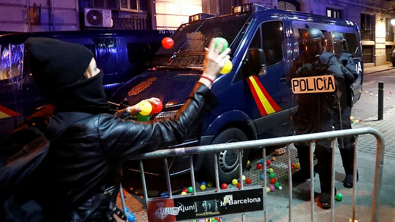 24 horas fin de semana - 20 horas - Manifestantes lanzan pelotas y pintan vehículos policiales en Barcelona - Escuchar ahora