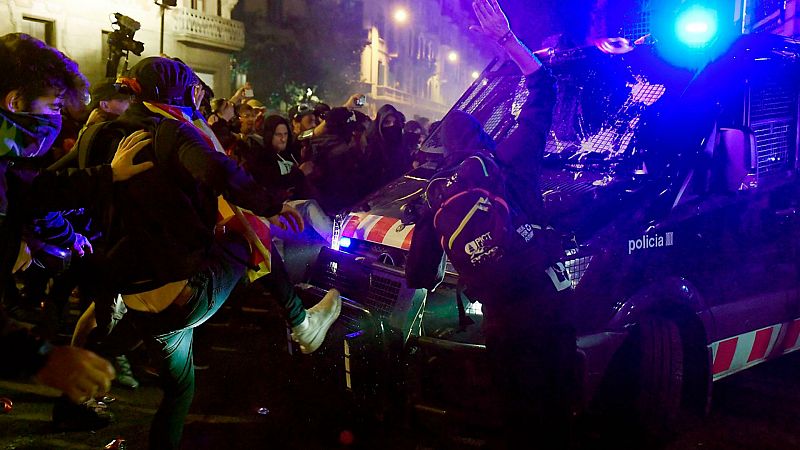 24 horas fin de semana - Heridos 3 policías y mosso con fractura de rodilla en incidentes de Barcelona - Escuchar ahora