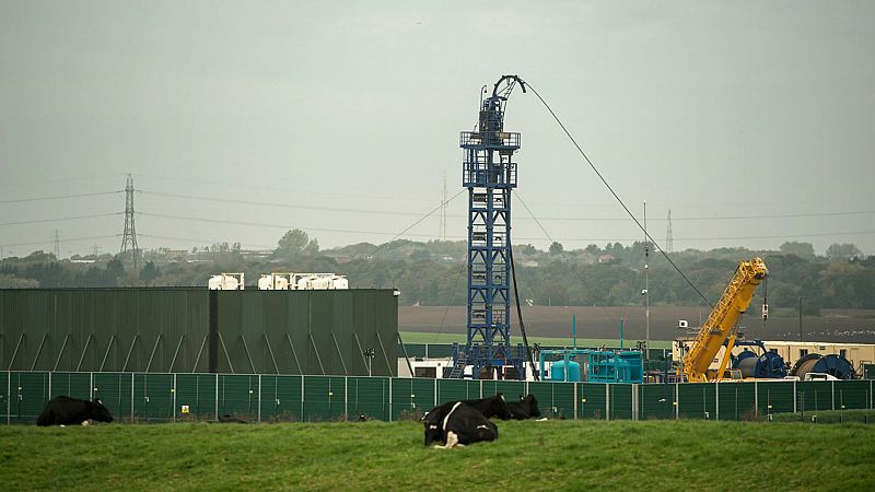 14 horas fin de semana - Reino Unido suspende el "fracking" por miedo a sismos - Escuchar ahora