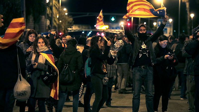 24 horas fin de semana - 20 horas - Unas 2.000 personas participan en una cacerolada contra la visita del Rey a Barcelona - Escuchar ahora