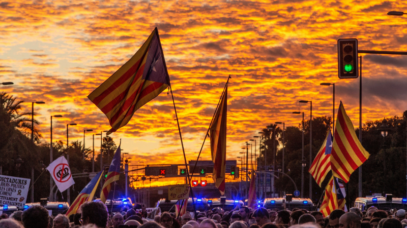 Protestas en Barcelona por la presencia de la Familia Real - escuchar ahora