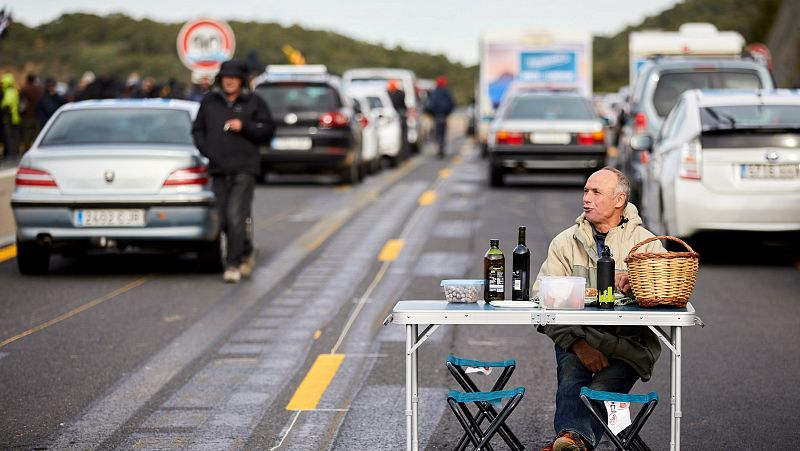  Boletines RNE - Continúa el bloqueo de la AP-7 en la frontera con Francia - Escuchar ahora