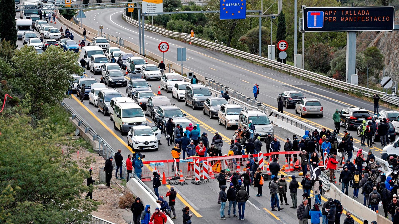  Las mañanas de RNE con Íñigo Alfonso - Los transportistas cifran en más de 15 millones las pérdidas por el corte en La Jonquera - Escuchar ahora