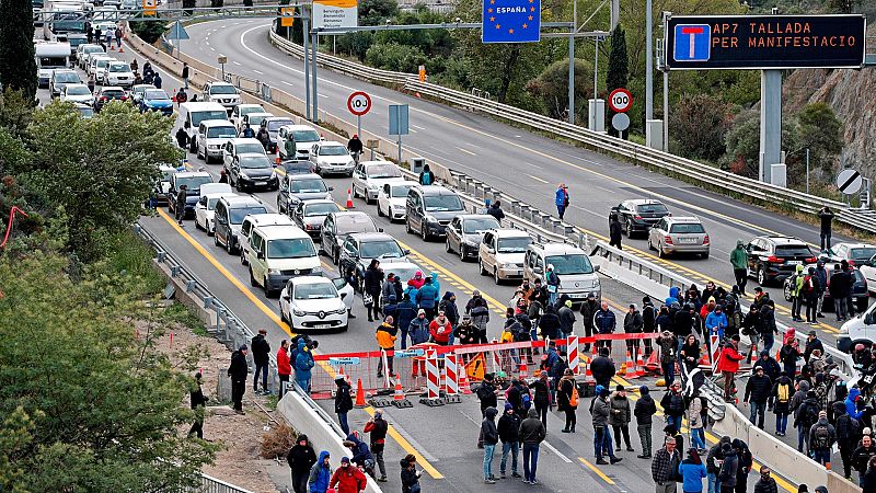  Las mañanas de RNE con Íñigo Alfonso - Los transportistas cifran en más de 15 millones las pérdidas por el corte en La Jonquera - Escuchar ahora